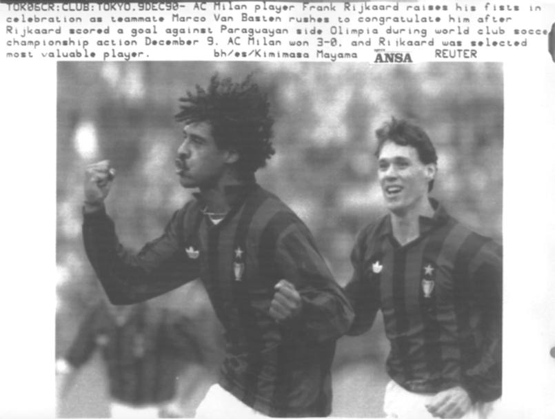 9 dicembre 1990. Ancora Tokyo, ancora Milan. Rijkaard e Van Basten esultano. L’Olimpia Asuncin, club paraguaiano,  battuto 3-0. E’ la terza Intercontinentale rossonera (Ansa).